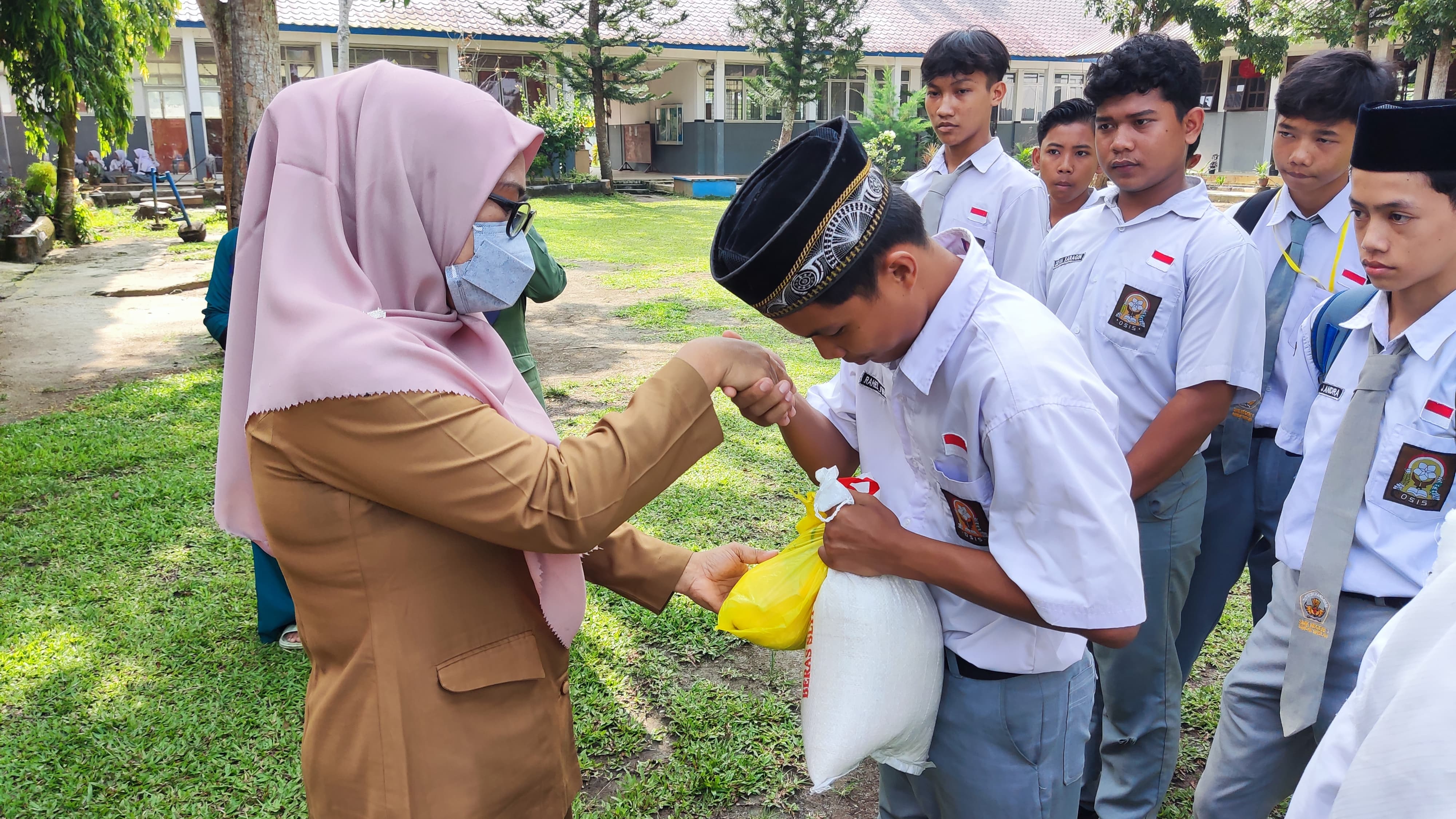 Santunan kepada Peserta Didik Yatim Piatu dan Pegawai pada Bulan Ramadan 1445 H